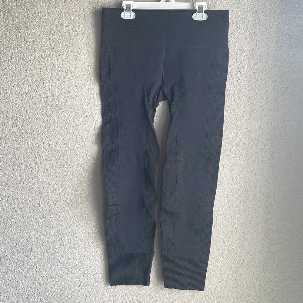 dark gray LULULEMON capri leggings(6)